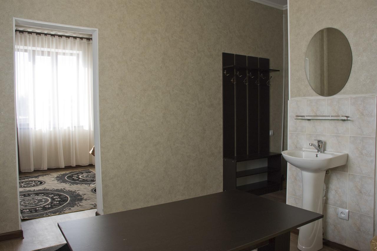 Hotel Akmaral カラコル エクステリア 写真