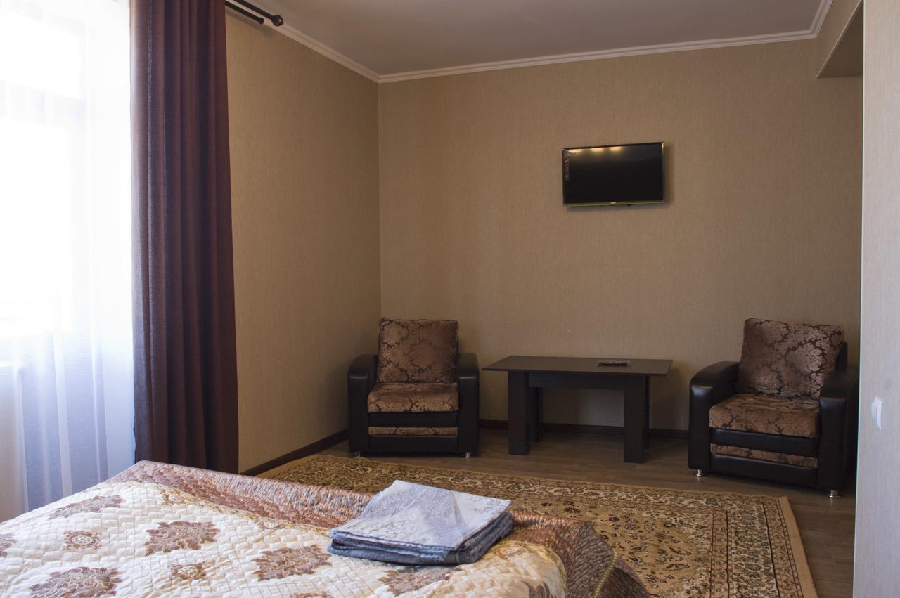 Hotel Akmaral カラコル エクステリア 写真