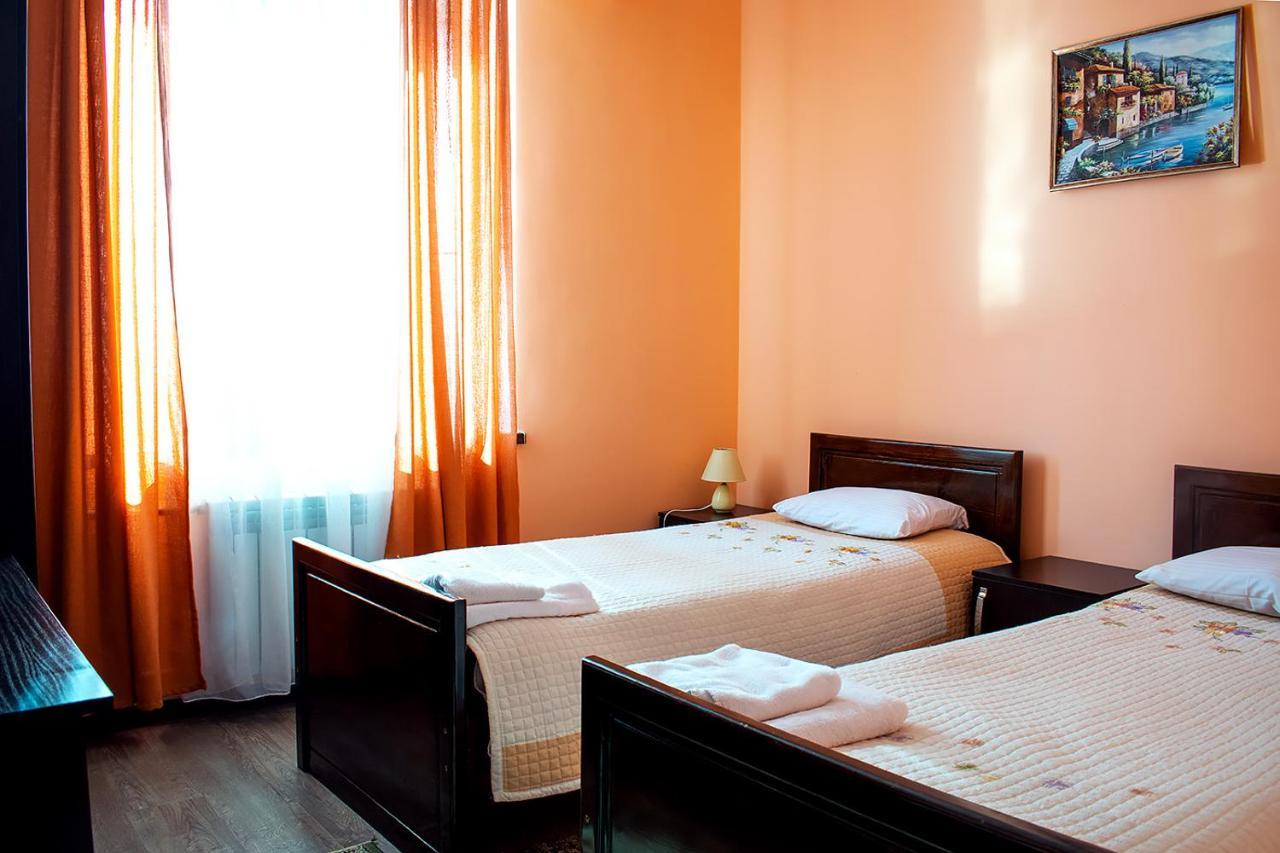 Hotel Akmaral カラコル エクステリア 写真